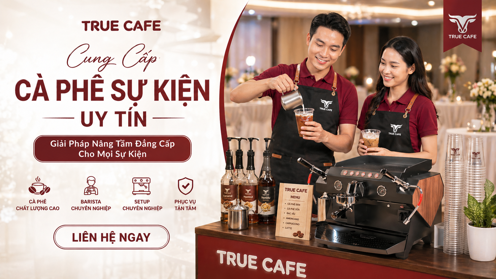 Hai barista True Cafe pha chế cà phê tại quầy bar lưu động trong một sự kiện
