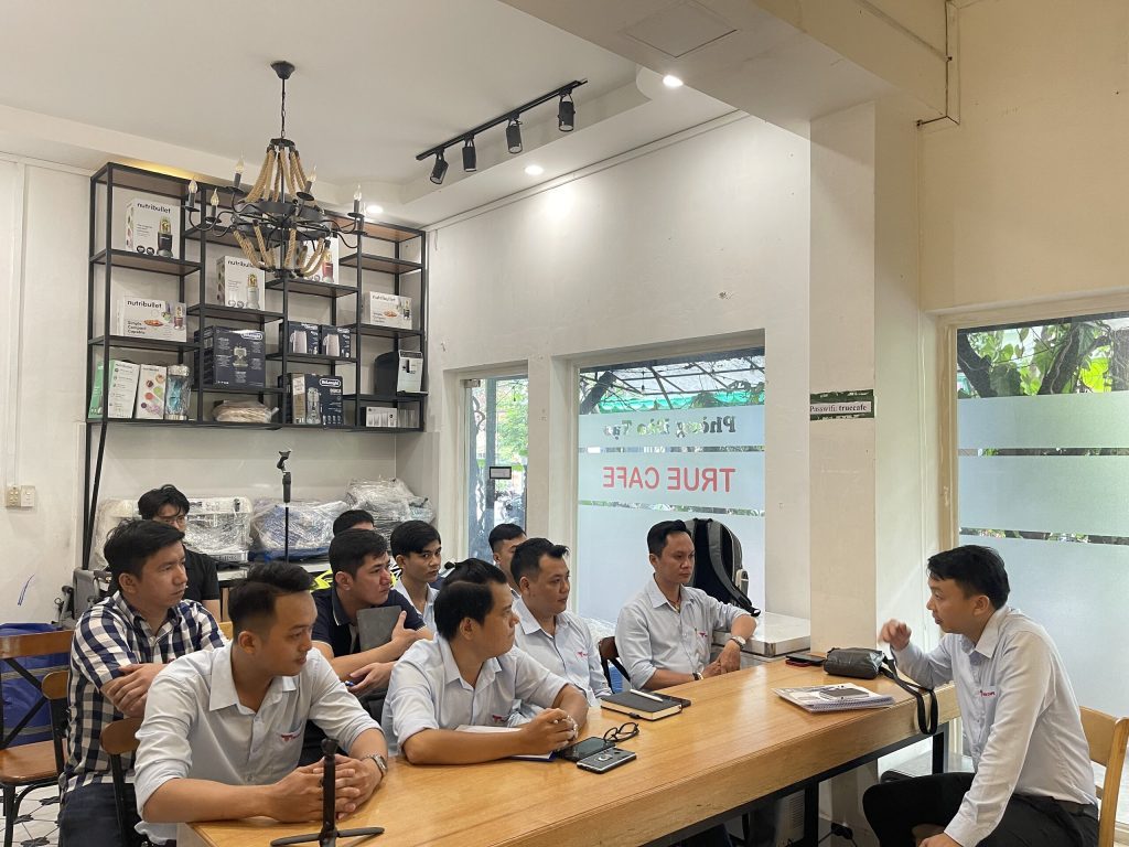 Toàn cảnh lớp huấn luyện vận hành quán với nhân viên đồng phục True Cafe