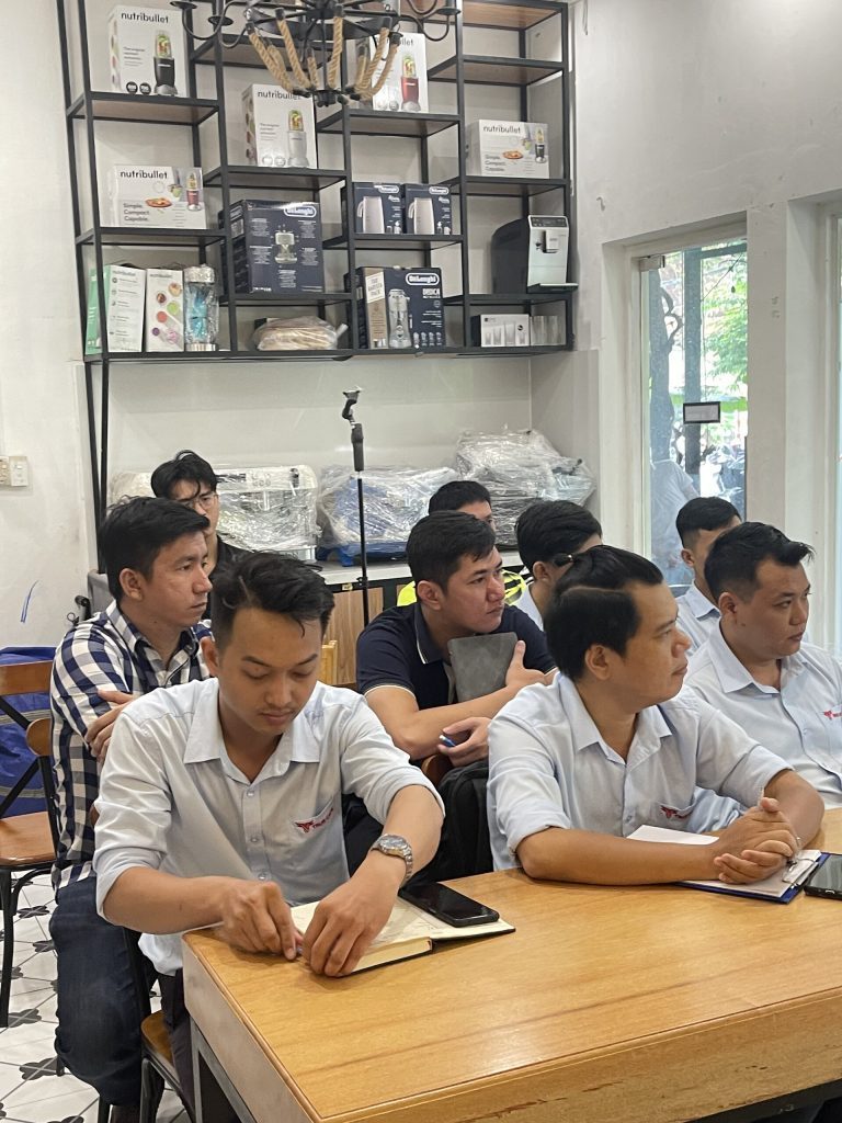 Học viên mặc đồng phục True Cafe ghi chép trong buổi đào tạo vận hành quán