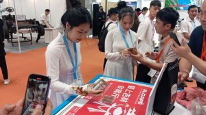 Nhân sự True Cafe tư vấn sản phẩm cà phê cho khách tham quan tại hội chợ