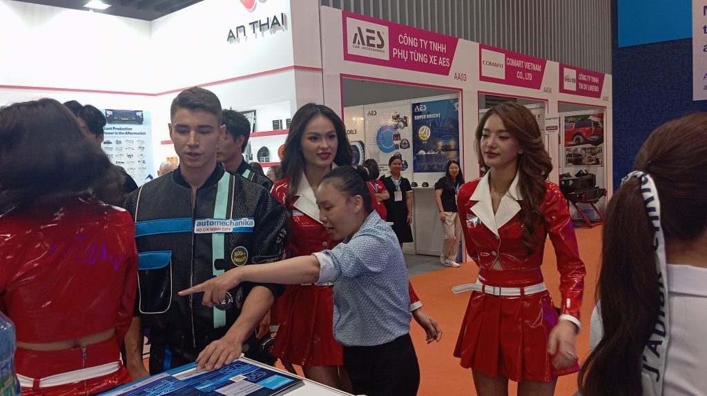 Lối đi giữa các gian hàng tại triển lãm ngành năm 2024 có True Cafe tham gia