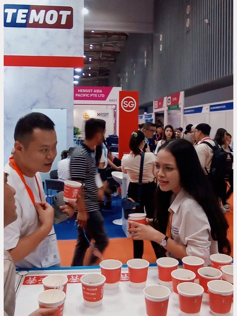 Dãy ly giấy True Cafe được rót sẵn phục vụ khách tham quan tại gian hàng hội chợ