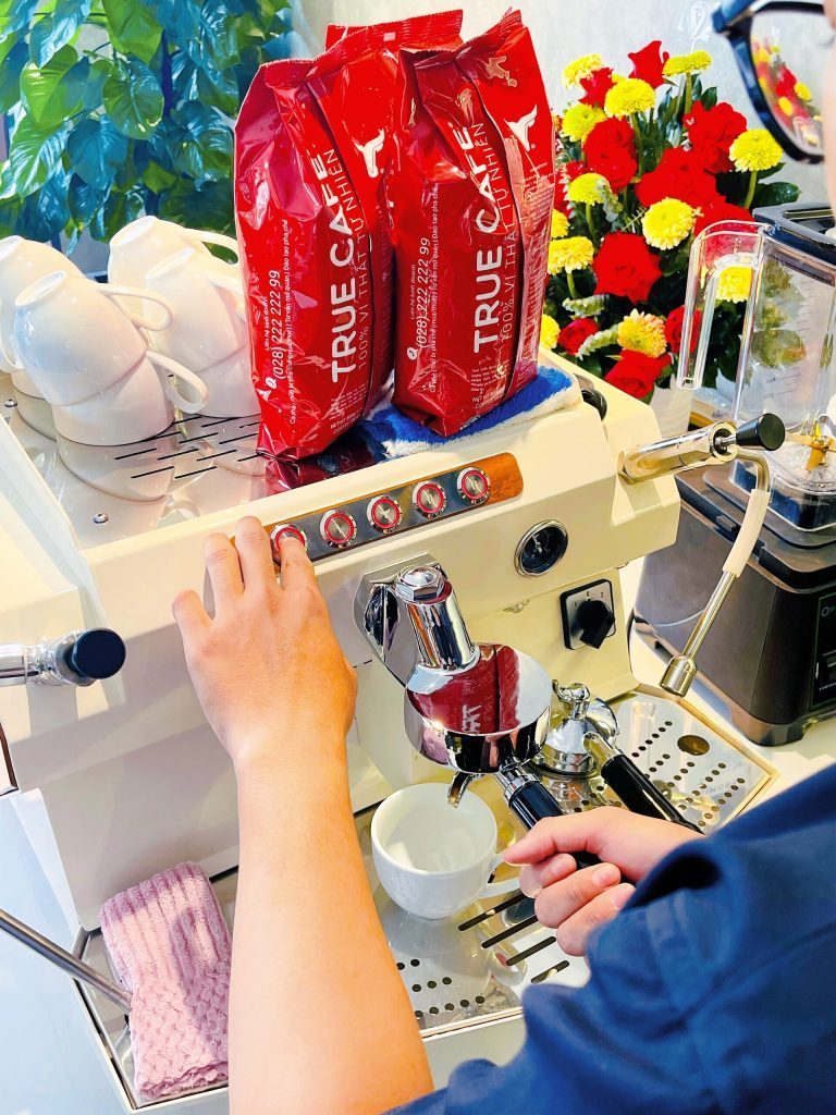 Barista chạy thử máy pha espresso với cà phê True Cafe trước giờ mở bán