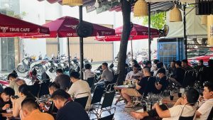 Toàn cảnh điểm bán quy mô lớn dùng cà phê True Cafe, dàn dù đỏ trải rộng