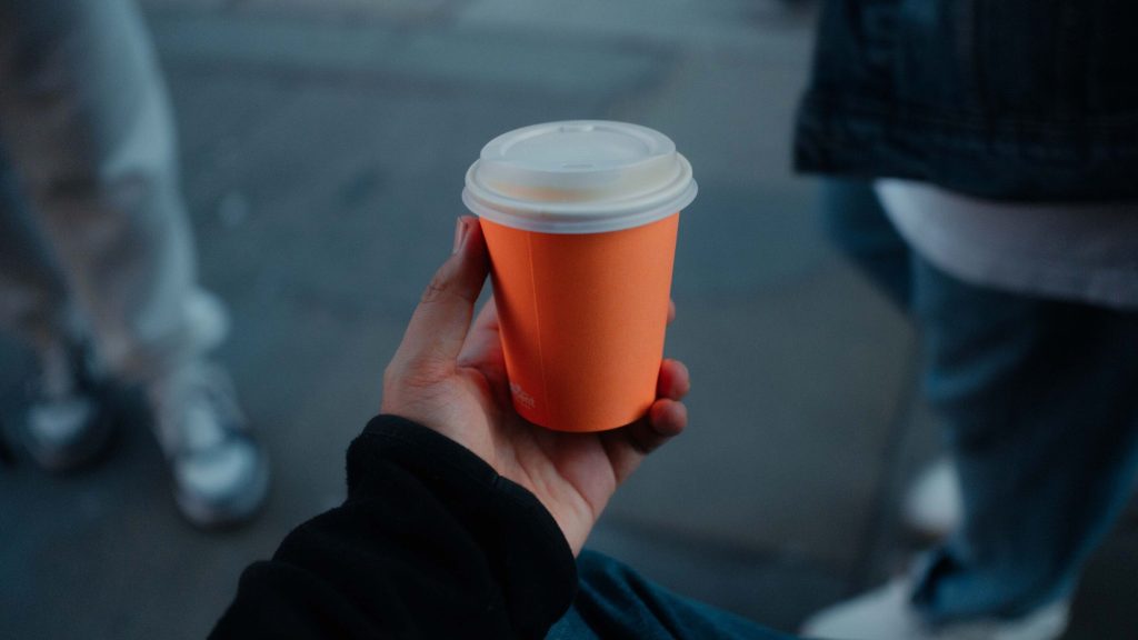 Ly cà phê mang đi True Cafe của khách mua thường xuyên
