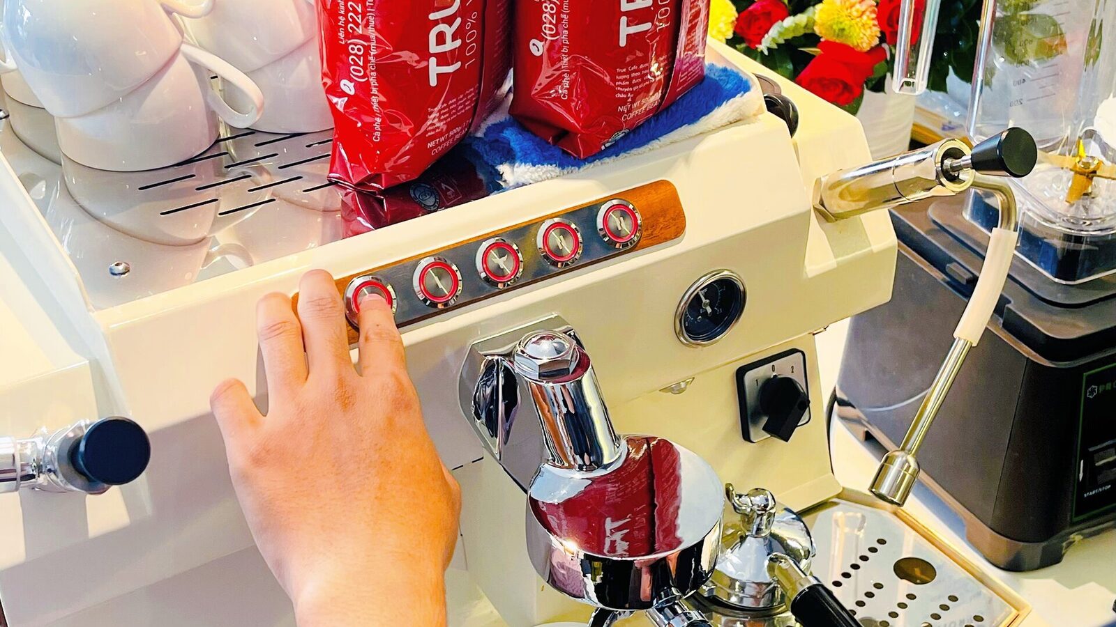 Bàn giao máy pha espresso và cà phê rang xay lấy sỉ cho một quán mới khai trương tại TP.HCM