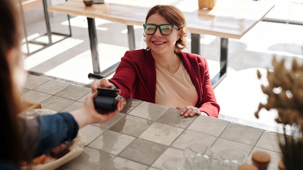 Khách quen ngồi tại quán cà phê True Cafe