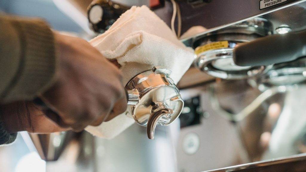 Kỹ thuật viên True Cafe bảo trì máy pha cà phê tại quán