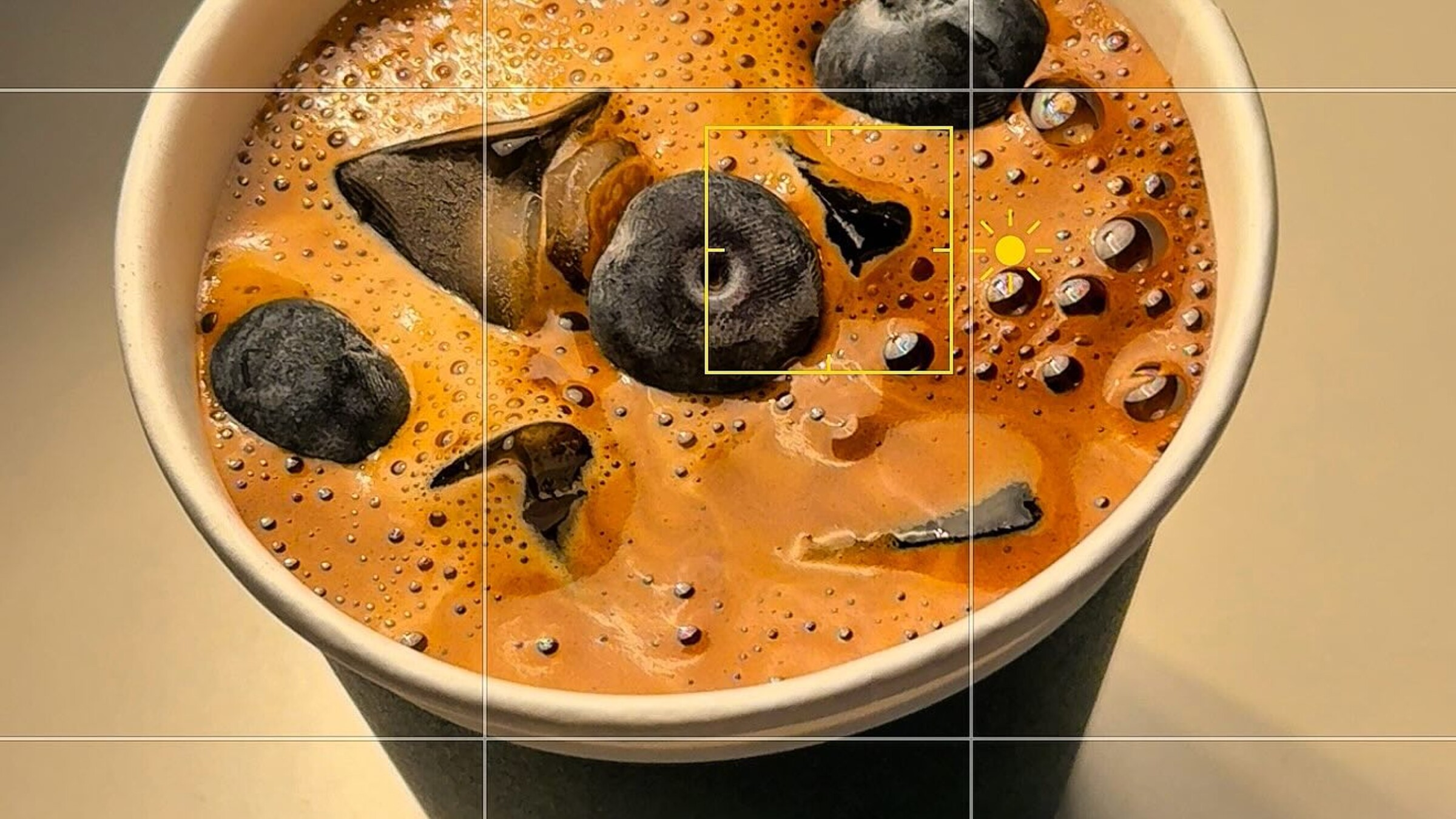 Ly cà phê đá True Cafe với lớp crema vàng nâu dày phủ kín mặt Ly cà phê đá True Cafe với lớp crema vàng nâu dày phủ kín mặt