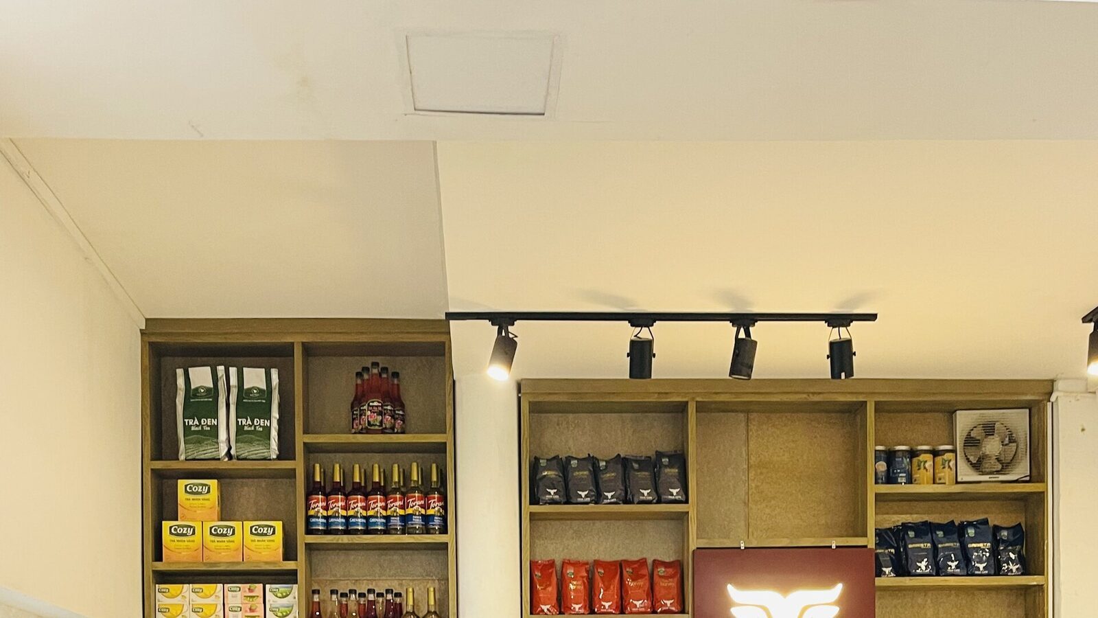 Chủ quán đứng quanh quầy bar True Cafe xem thao tác pha thử trên máy espresso
