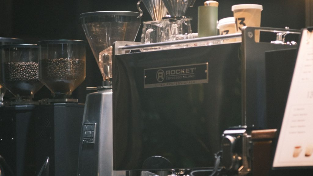 Máy pha espresso chuyên dụng đặt tại quầy bar của quán cà phê