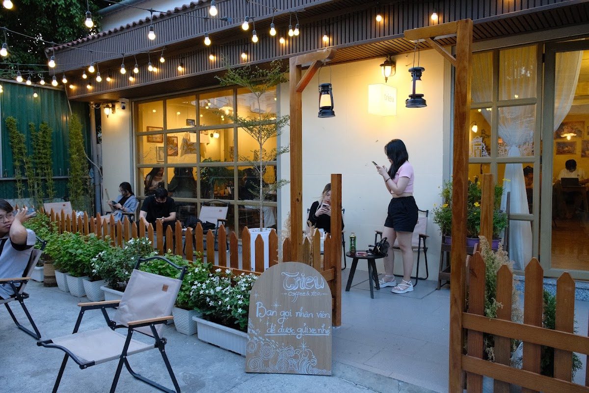 Không gian quán cà phê TRIEU Coffee and Tea tại 112/1 Dương Quảng Hàm, Phường 5, Gò Vấp, 4.7/5 từ 390 đánh giá trên Google Maps Không gian quán cà phê TRIEU Coffee and Tea tại 112/1 Dương Quảng Hàm, Phường 5, Gò Vấp, 4.7/5 từ 390 đánh giá trên Google Maps