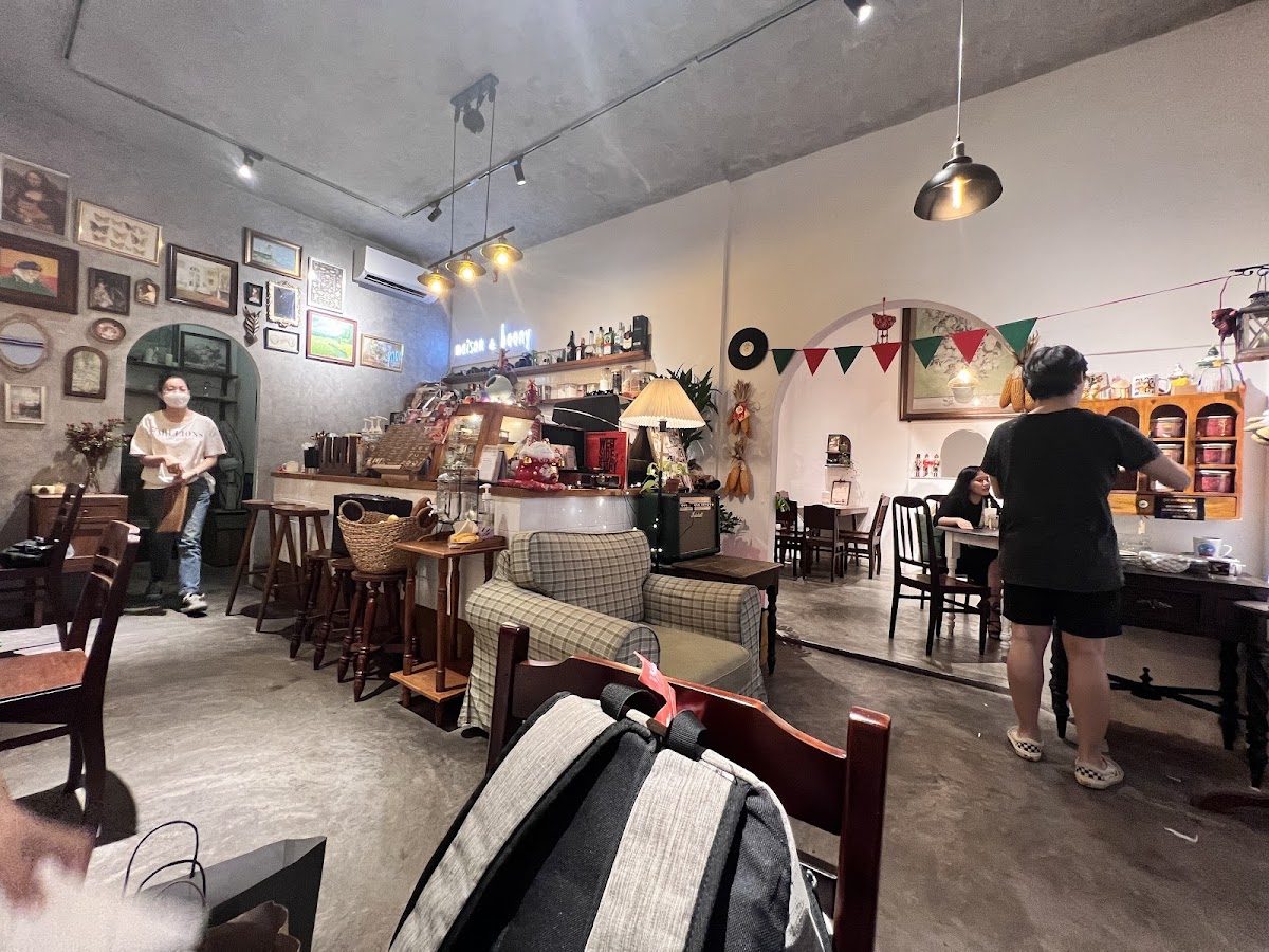 Không gian quán cà phê Maison De Boony tại 10 Lê Quý Đôn, Phường 12, Quận Phú Nhuận, 4.6/5 từ 405 đánh giá trên Google Maps
