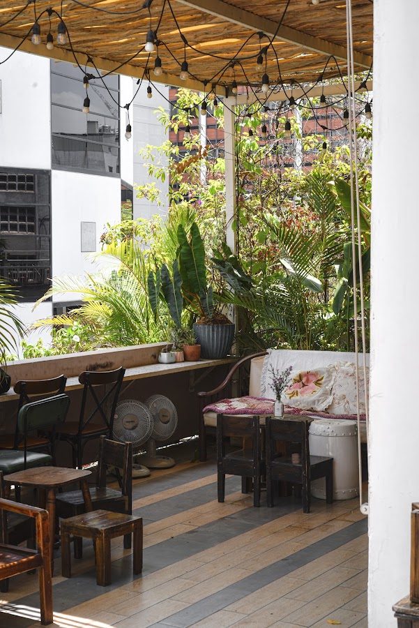 Không gian quán cà phê Nhà Chung Cafe tại Lầu 5, 35 Nguyễn Văn Tráng, Quận 1, 4.8/5 từ 210 đánh giá trên Google Maps