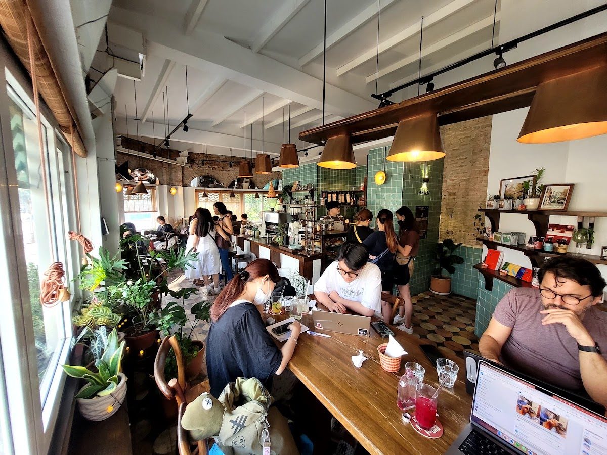 Không gian quán cà phê Okkio Caffe tại 120-122 Lê Lợi, Quận 1, 4.6/5 từ 1.284 đánh giá trên Google Maps