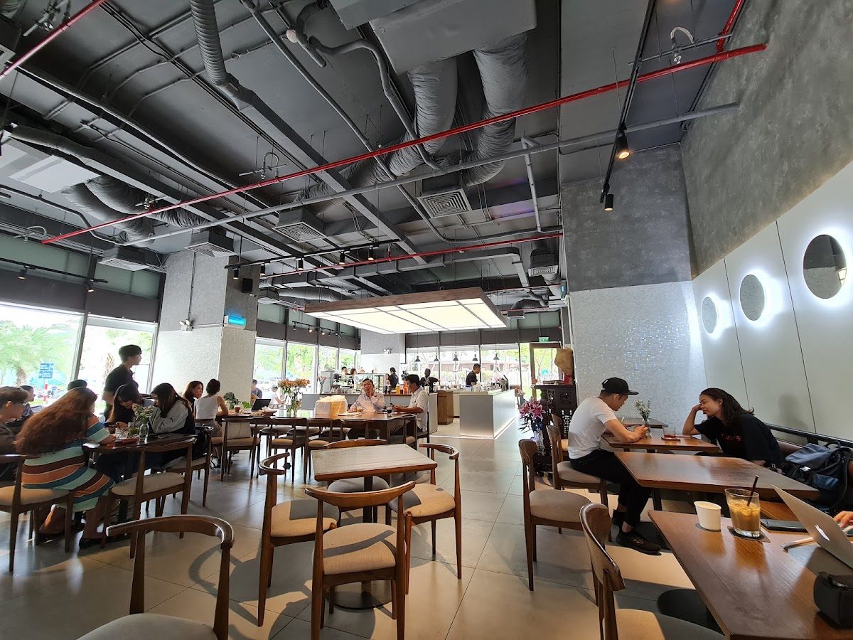 Không gian quán cà phê A'dor Café tại Orchid 2, Hado Centrosa Garden, 118 Đường 3/2, Quận 10, 4.1/5 từ 676 đánh giá trên Google Maps