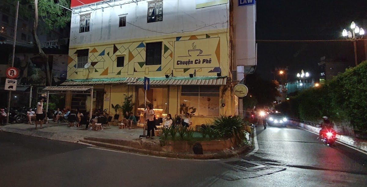 Không gian quán cà phê Chuyện. tại 480/19 Nguyễn Tri Phương, Phường 9, Quận 10, 4.8/5 từ 59 đánh giá trên Google Maps