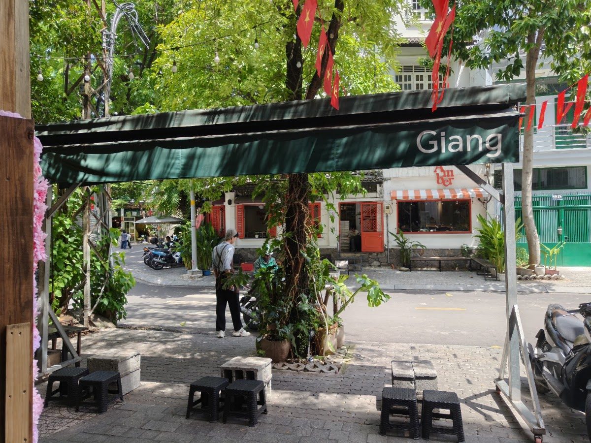 Không gian quán cà phê giang tại Y12 Hồng Lĩnh, cư xá Bắc Hải, Quận 10, 4.4/5 từ 1.832 đánh giá trên Google Maps
