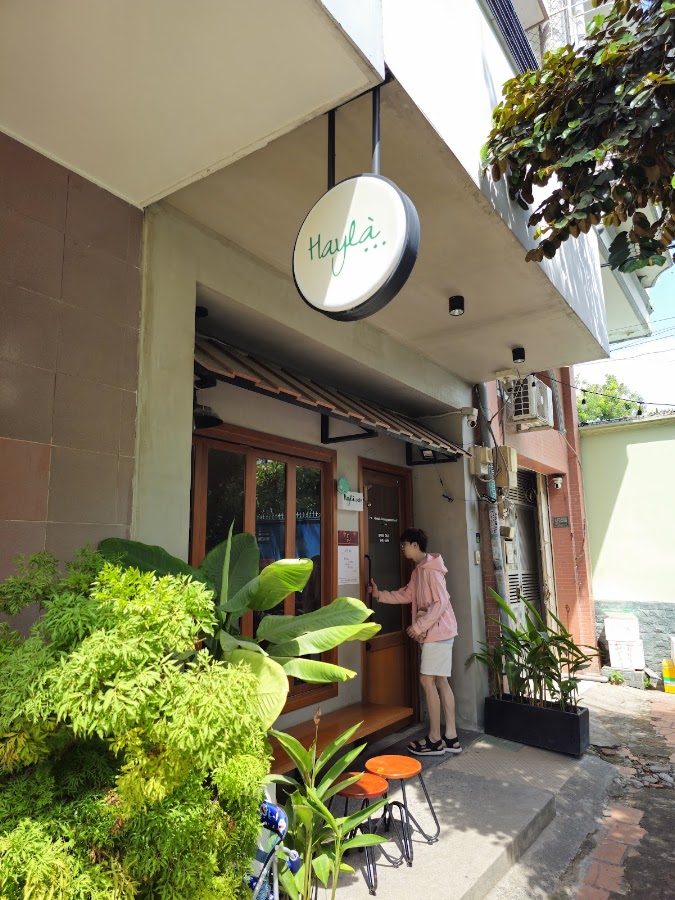 Không gian quán cà phê Hay Là Cafe tại 497/23A Sư Vạn Hạnh, Phường 12, Quận 10, 4.7/5 từ 162 đánh giá trên Google Maps