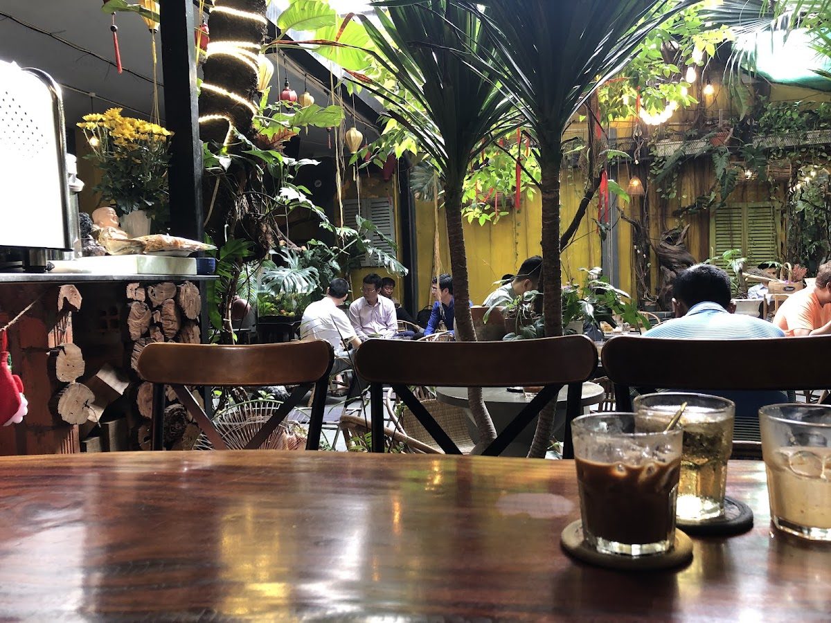 Không gian quán cà phê Nhà Mình Cafe tại CC 16 Trường Sơn, Phường 15, Quận 10, 4.4/5 từ 231 đánh giá trên Google Maps