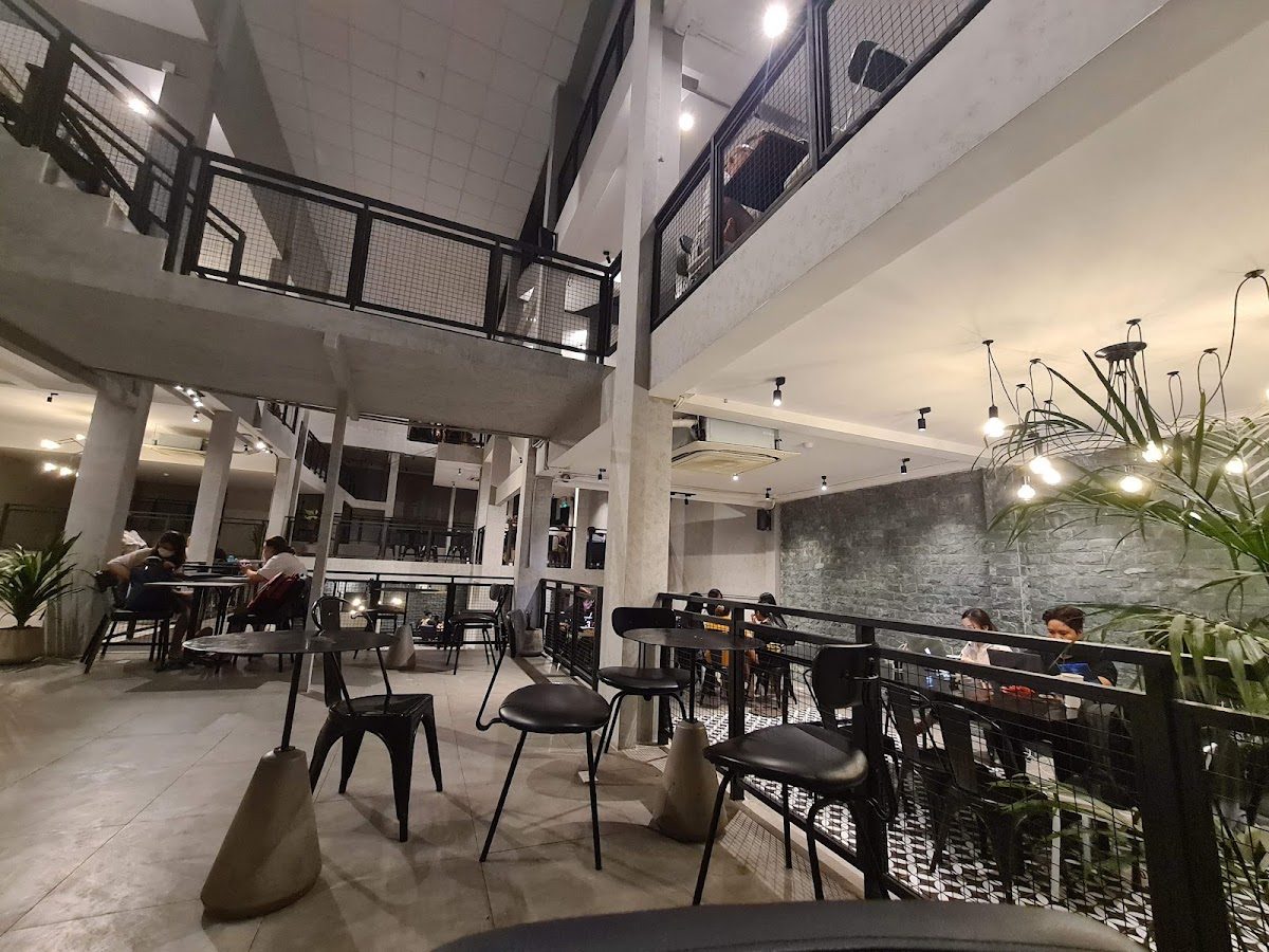 Không gian quán cà phê Three O'clock tại 551 Cách Mạng Tháng 8, Phường 11, Quận 10, 4.1/5 từ 1.385 đánh giá trên Google Maps