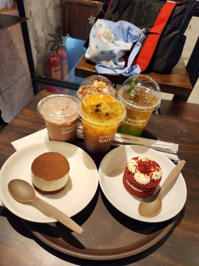 Không gian quán cà phê S'mores Saigon tại 2/12 Cao Thắng, Phường 5, Quận 3, 4/5 từ 897 đánh giá trên Google Maps
