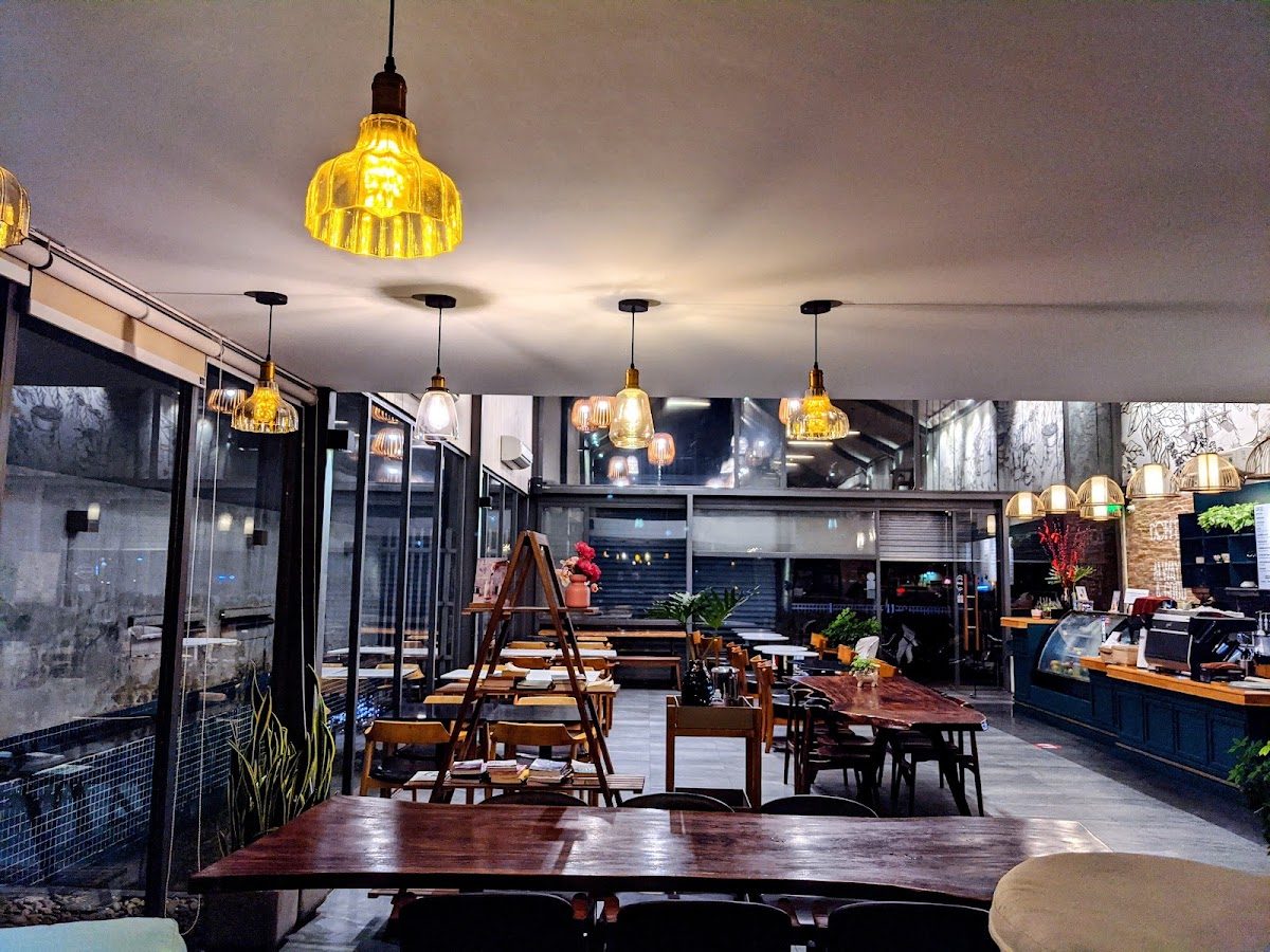 Không gian quán cà phê Lala Coffee & Tea tại 237 Bến Vân Đồn, Phường 5, Quận 4, 4.3/5 từ 907 đánh giá trên Google Maps