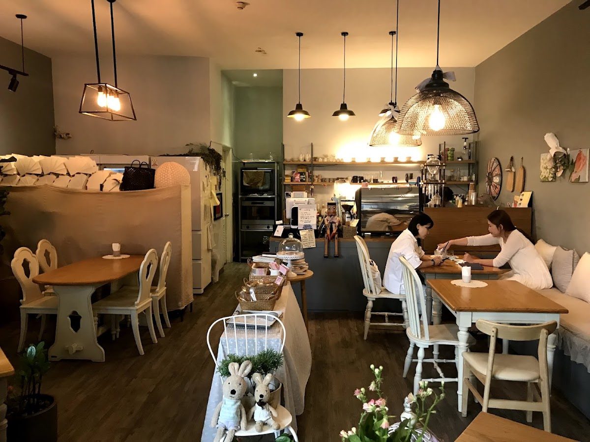 Không gian quán cà phê Gateau de Blanc Dessert & Cafe tại 35 Khu phố Mỹ Tú 3, Phường Tân Phong, Quận 7, 4.4/5 từ 382 đánh giá trên Google Maps Không gian quán cà phê Gateau de Blanc Dessert & Cafe tại 35 Khu phố Mỹ Tú 3, Phường Tân Phong, Quận 7, 4.4/5 từ 382 đánh giá trên Google Maps