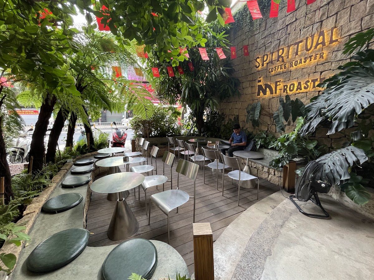Không gian quán cà phê Spiritual Coffee Roaster tại 403 Trường Chinh, Tân Bình, 4.1/5 từ 750 đánh giá trên Google Maps Không gian quán cà phê Spiritual Coffee Roaster tại 403 Trường Chinh, Tân Bình, 4.1/5 từ 750 đánh giá trên Google Maps