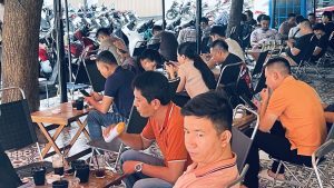 Nhóm khách quen ngồi uống cà phê buổi sáng tại một điểm bán True Cafe