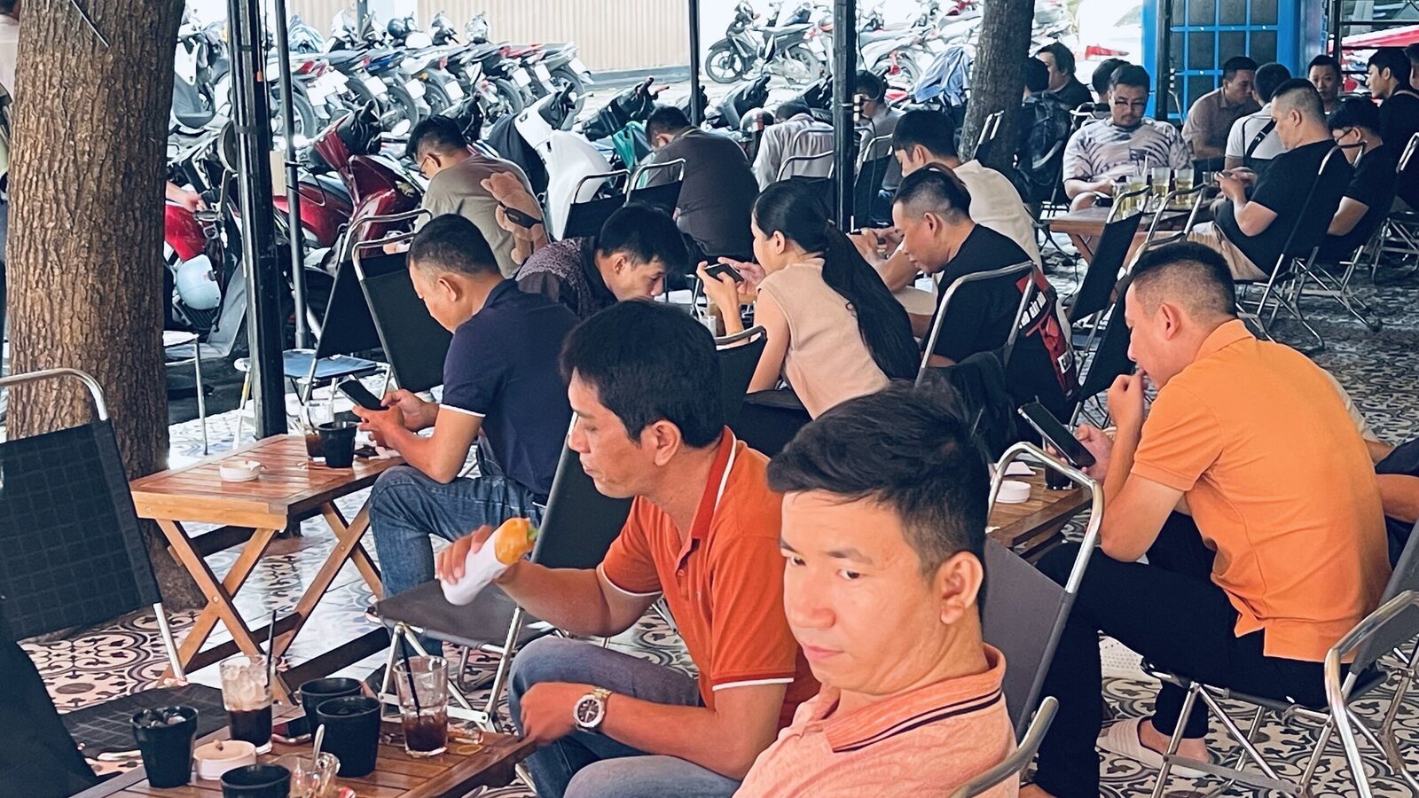 Nhóm khách quen ngồi uống cà phê buổi sáng tại một điểm bán True Cafe