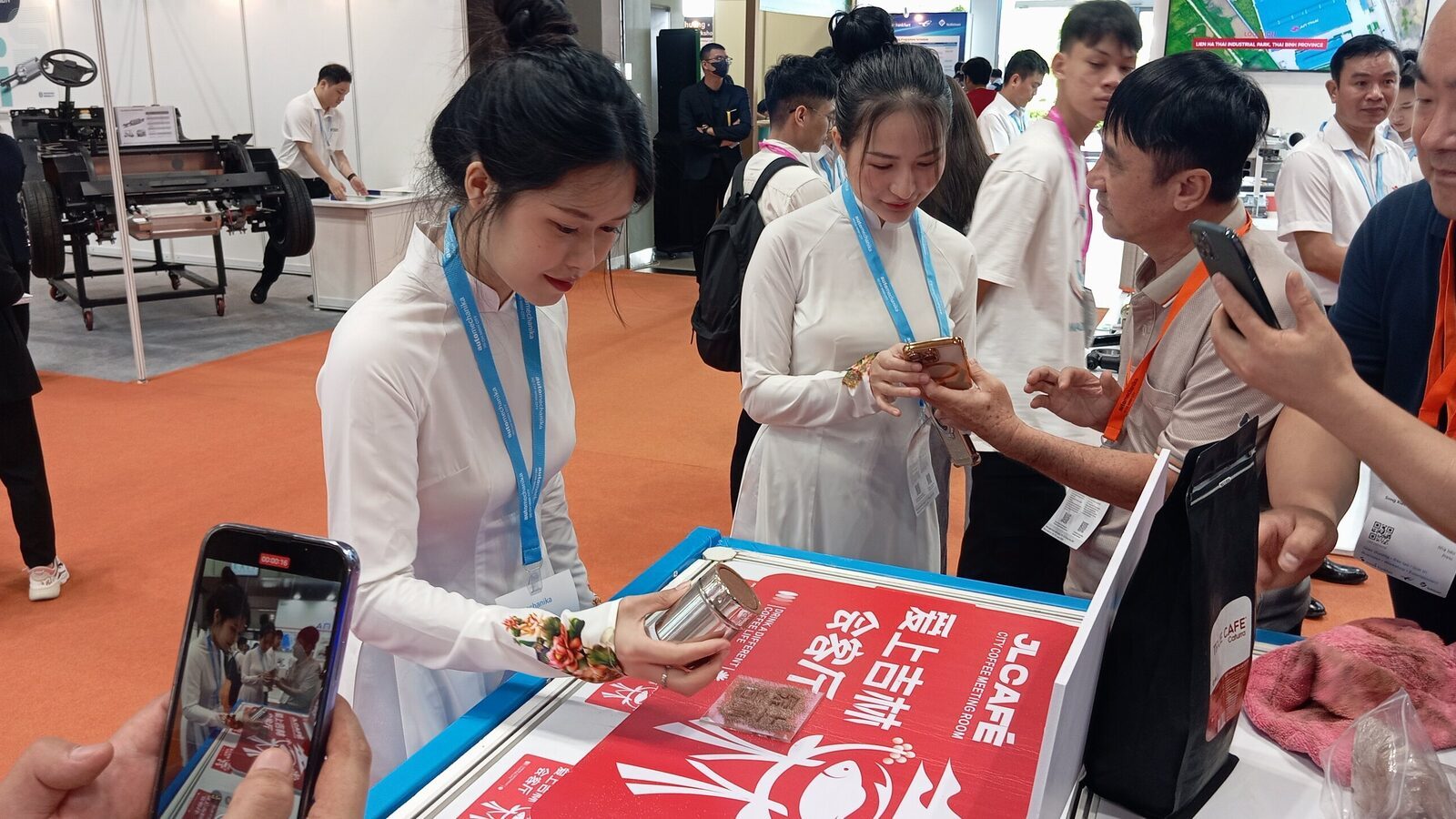Nhân sự True Cafe tư vấn dòng cà phê và sản lượng cho chủ quán tại gian hàng hội chợ