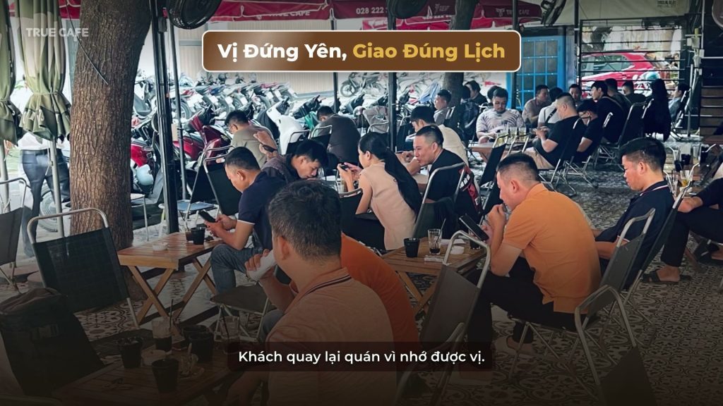 Quán cà phê vỉa hè đông khách buổi sáng, khung hình mở đầu video cà phê sỉ cho quán của True Cafe