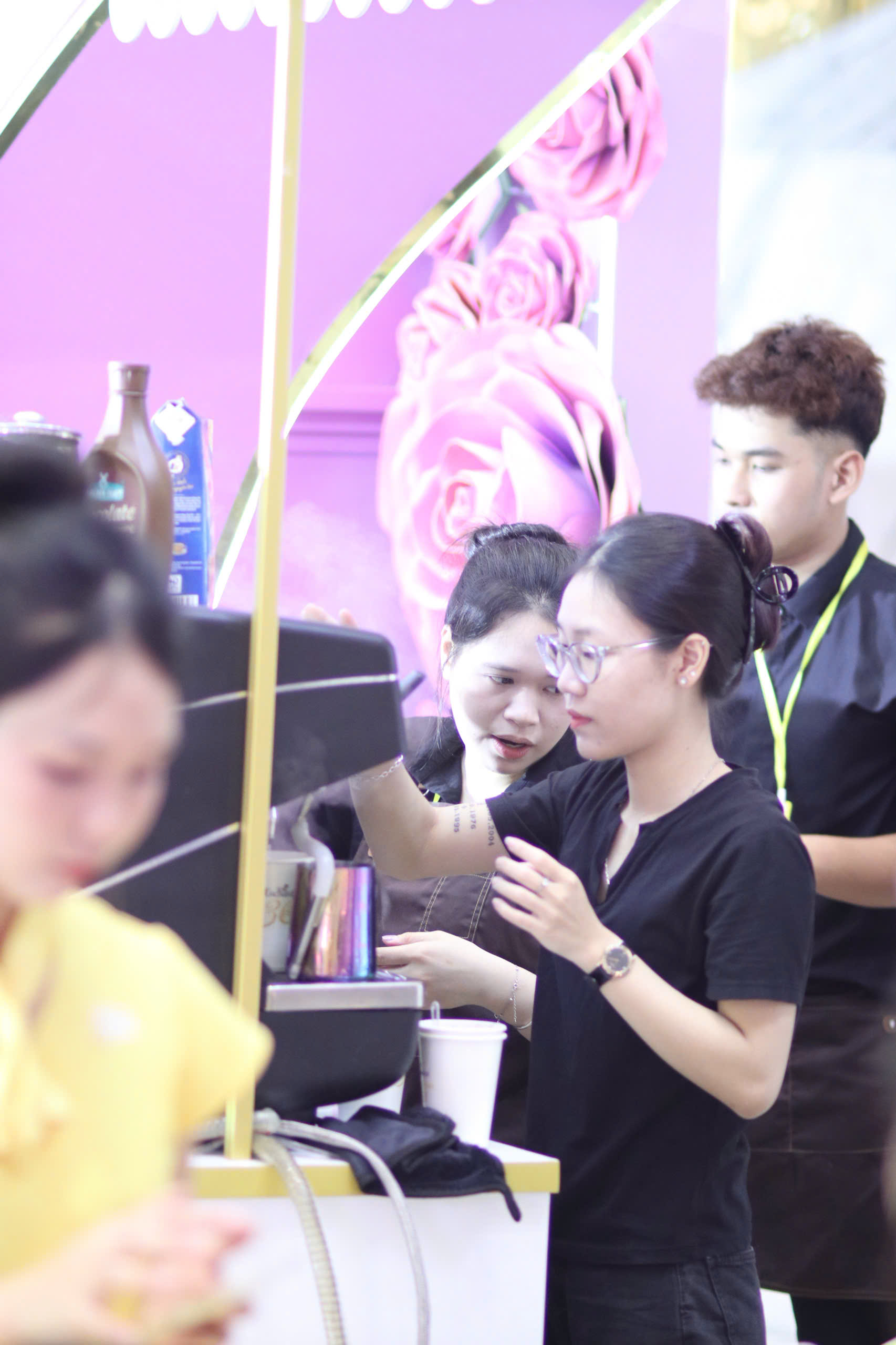 Barista True Cafe chuẩn bị ly cà phê cho khách mời tại quầy cà phê sự kiện trong trung tâm thương mại
