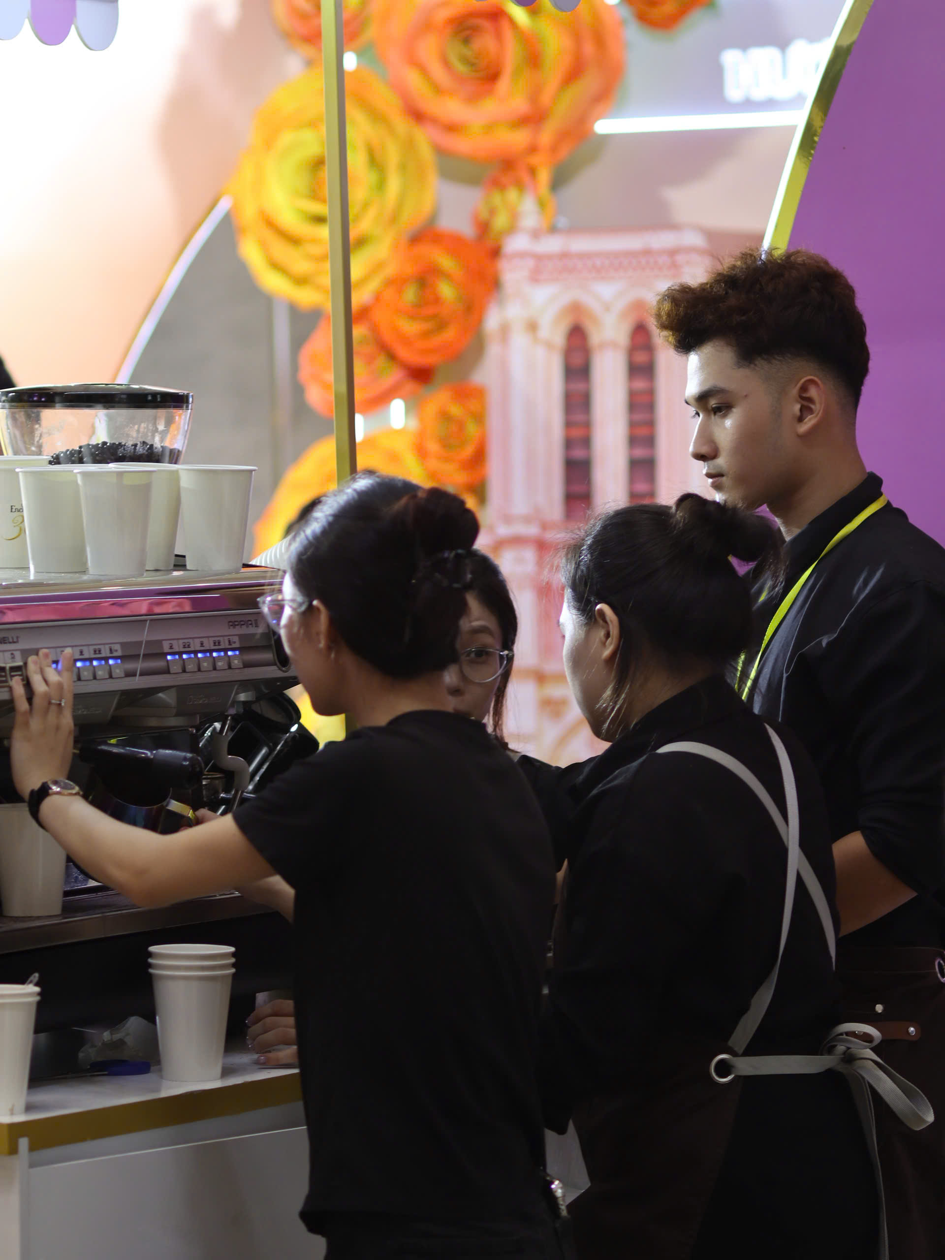 Barista True Cafe pha espresso bằng máy pha chuyên dụng tại quầy cà phê sự kiện