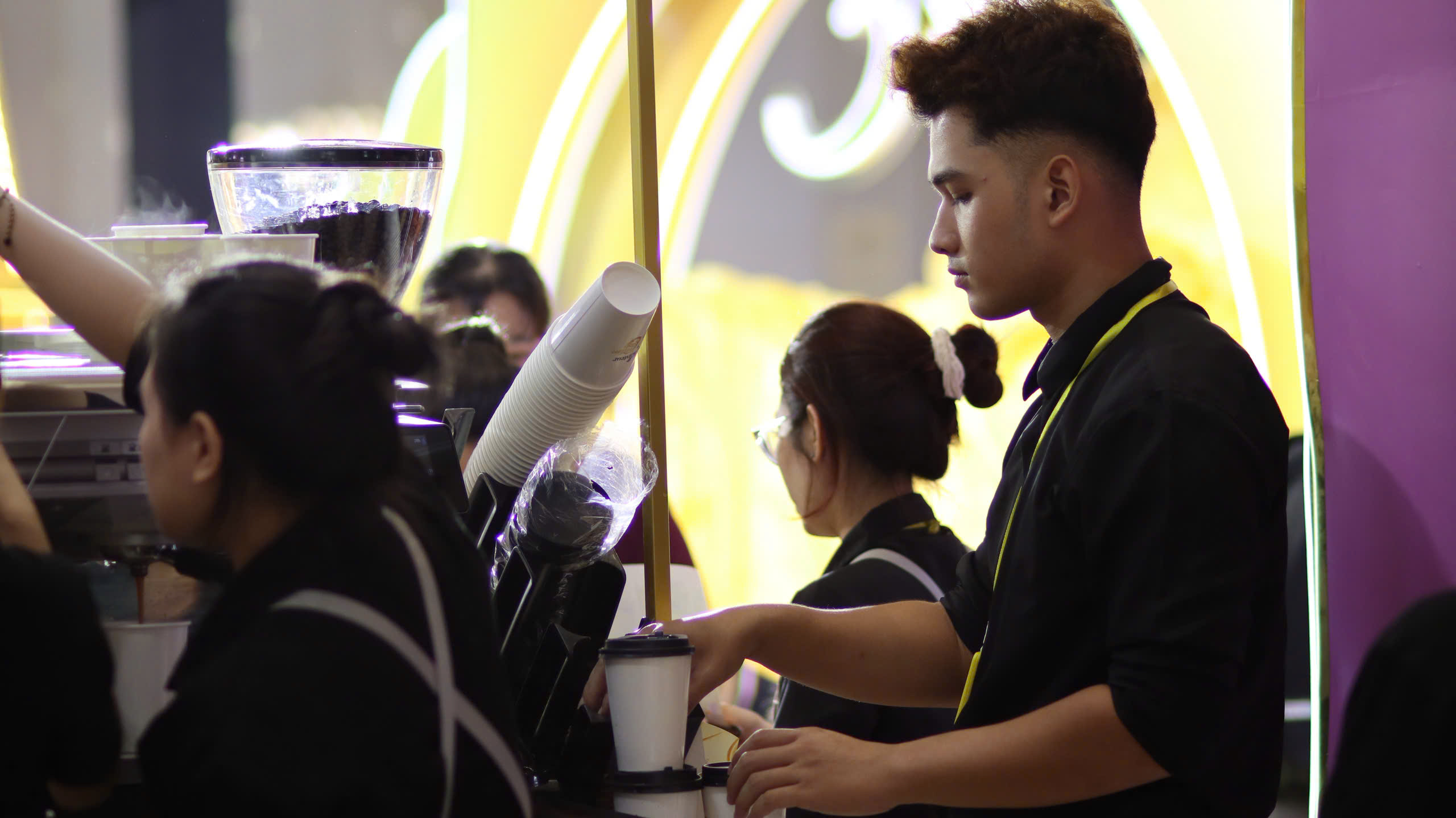Barista True Cafe pha chế và phục vụ khách mời tại ngày hội kỷ niệm 30 năm Enchanteur