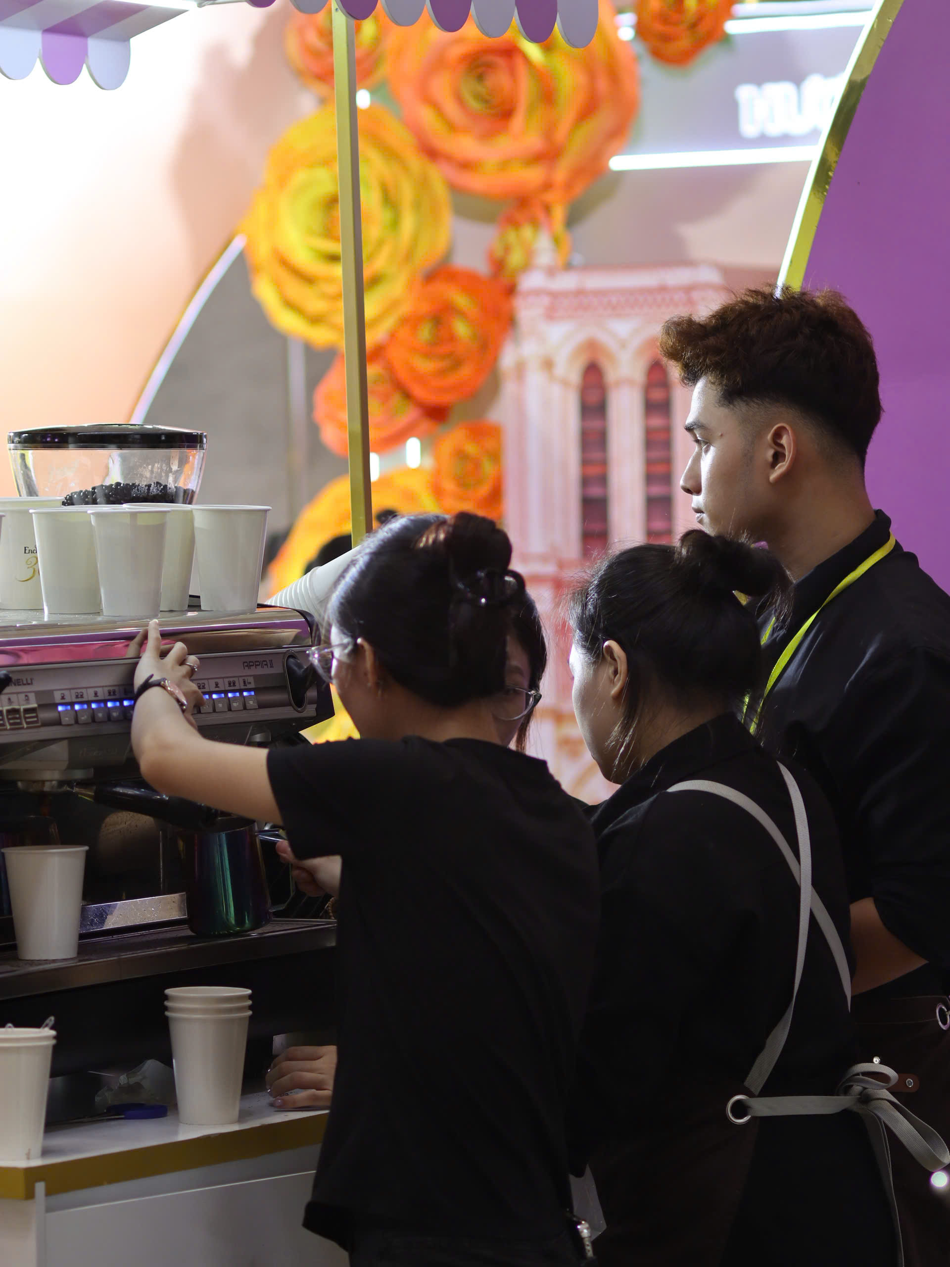 Đội barista True Cafe cùng vận hành máy pha espresso tại quầy cà phê sự kiện