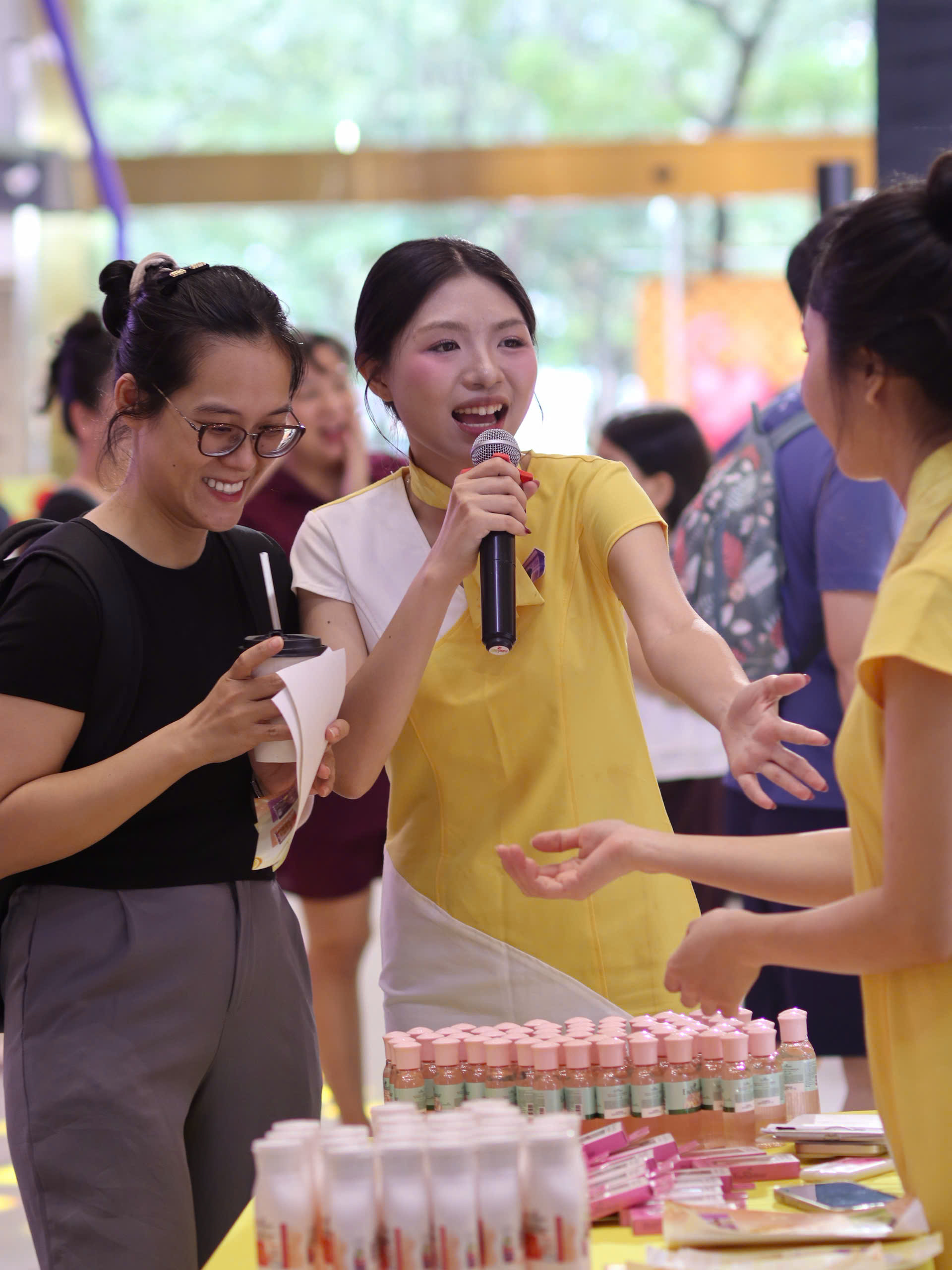 Khách mời tham gia hoạt động tại ngày hội kỷ niệm 30 năm Enchanteur, cạnh khu quầy cà phê
