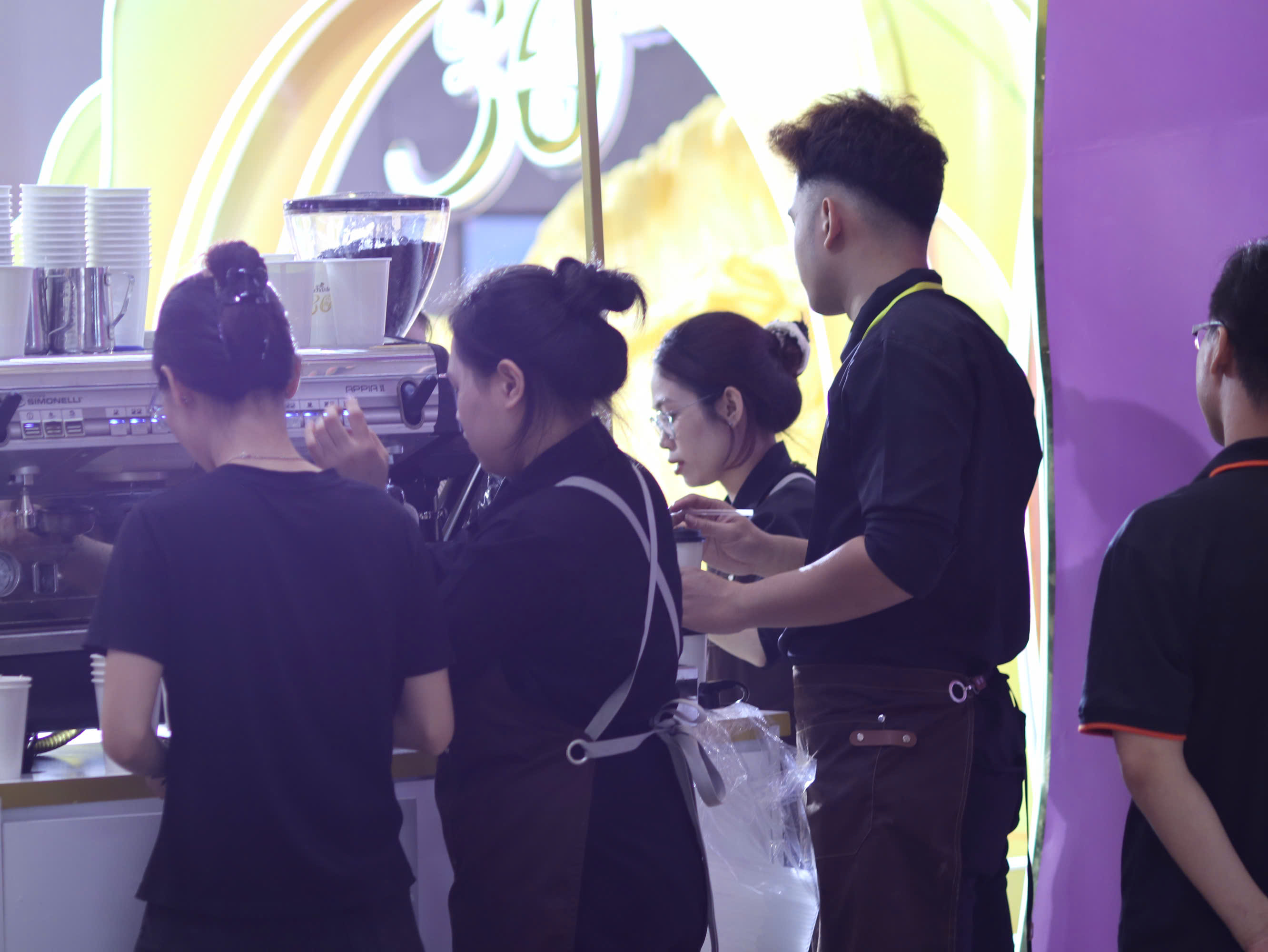 Quầy pha chế cà phê sự kiện của True Cafe vận hành liên tục giờ cao điểm
