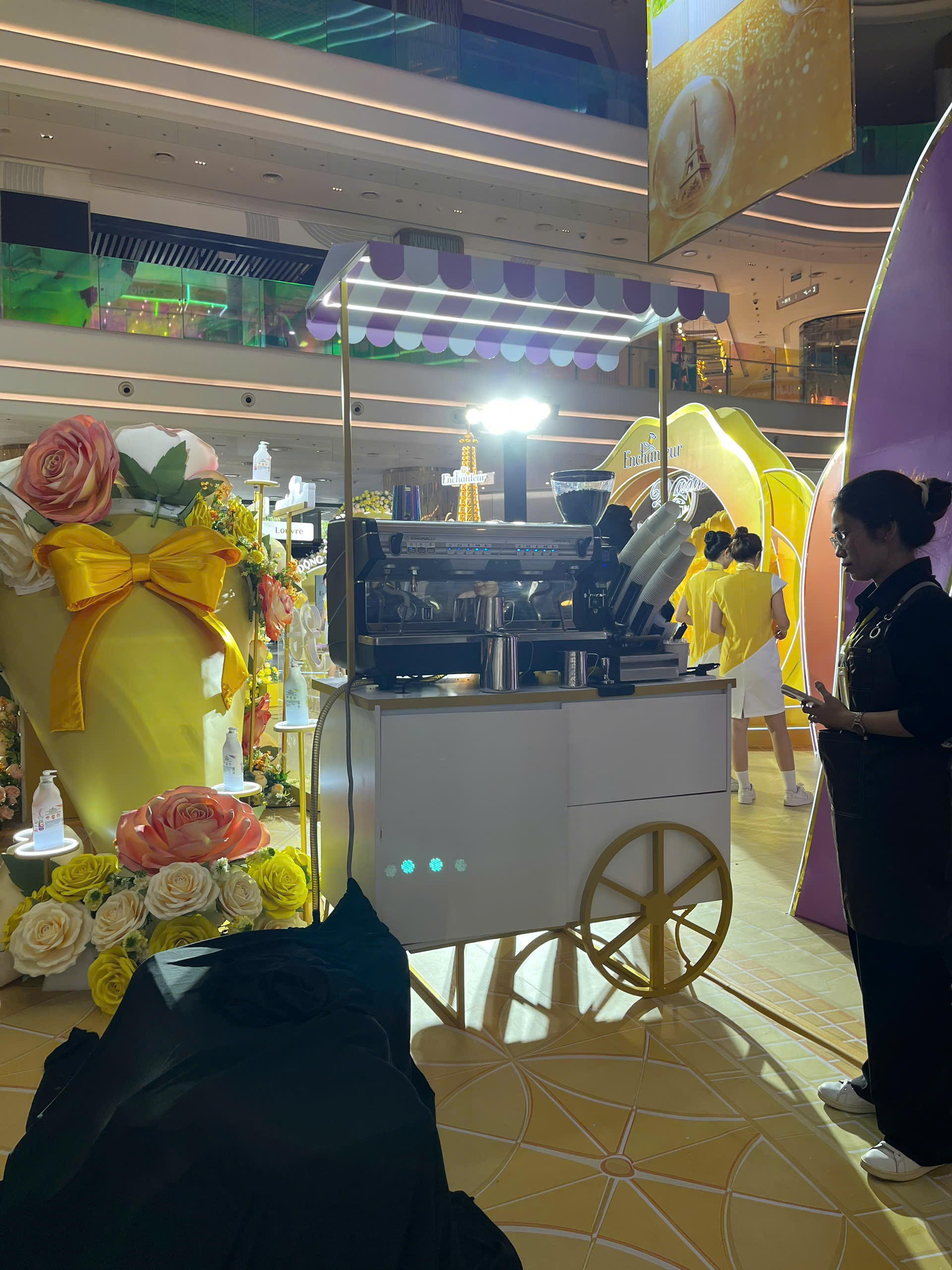 Xe đẩy cà phê trang trí hoa hồng và nơ vàng theo concept ngày hội kỷ niệm 30 năm Enchanteur