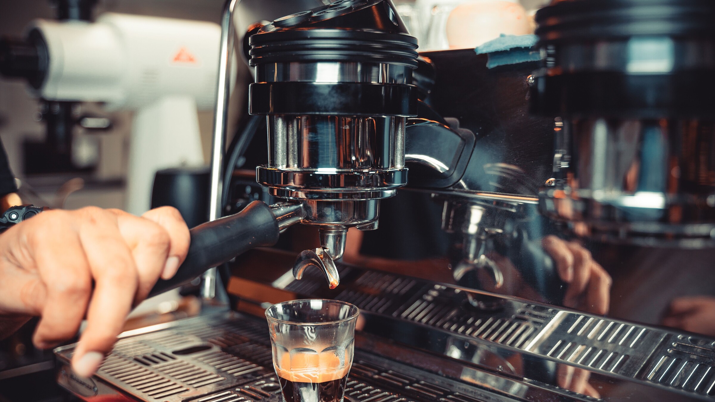 Ảnh minh hoạ barista đang chiết espresso từ máy pha, dòng cà phê chảy xuống ly thuỷ tinh Ảnh minh hoạ barista đang chiết espresso từ máy pha, dòng cà phê chảy xuống ly thuỷ tinh