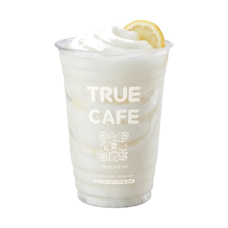 Ly Sinh Tố Dừa True Cafe màu trắng ngà, kết cấu mịn, lát chanh gắn trên miệng ly