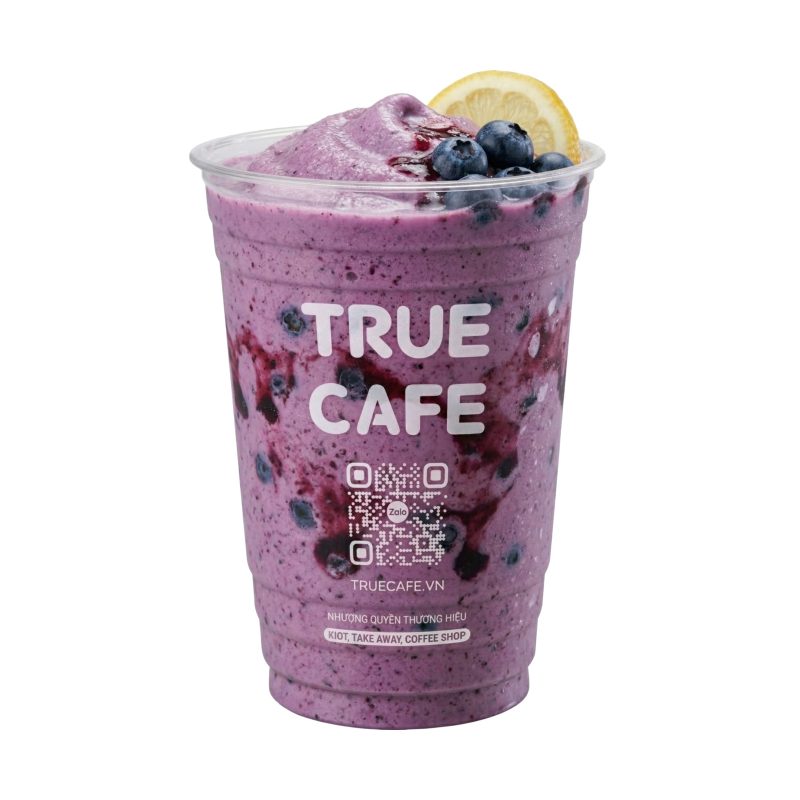 Ly Sinh Tố Việt Quất True Cafe màu tím, phía trên là việt quất tươi và lát chanh