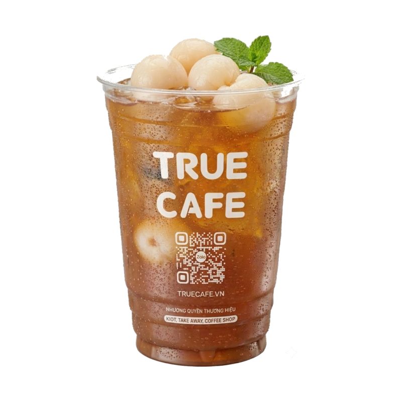 Ly Trà Vải True Cafe với những quả vải nguyên và lá bạc hà trên mặt ly
