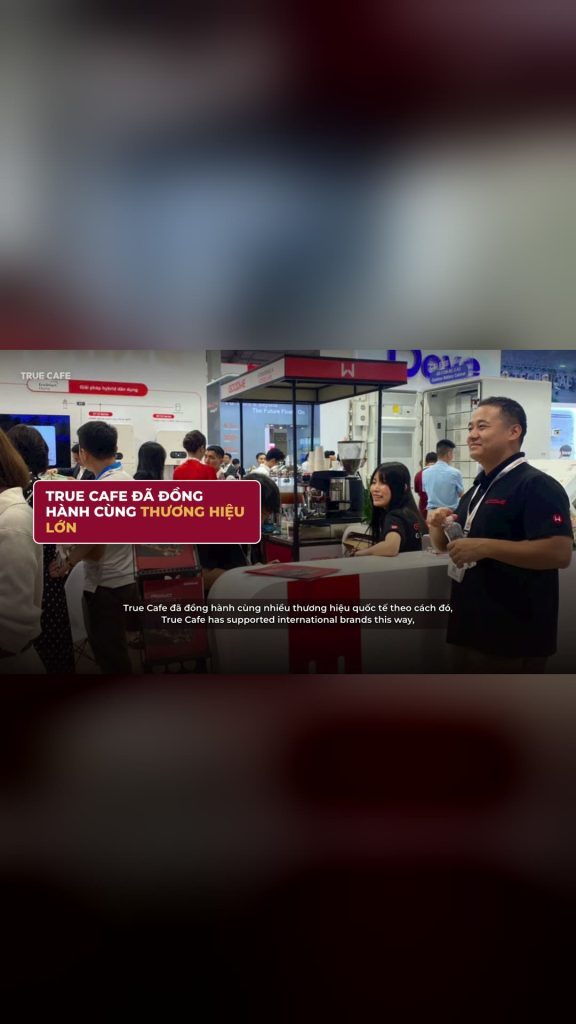 Nhân sự gian hàng và khách tham quan bên quầy cà phê True Cafe tại hội chợ thương mại