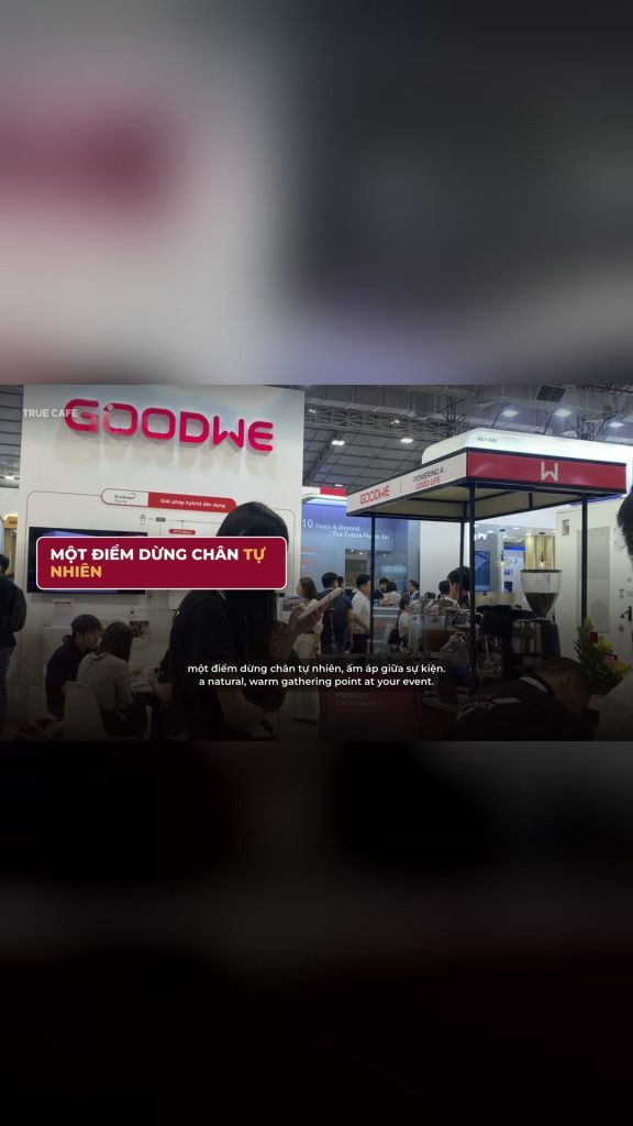 Quầy cà phê lưu động True Cafe đặt trong gian hàng triển lãm, khách tham quan dừng lại nhận cà phê